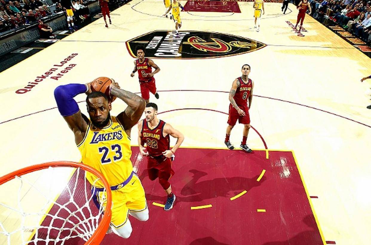 包含刚刚！詹姆斯新星出色防守表现惊艳密尔沃基雄鹿冲刺阶段豪取连胜，西亚卡姆连续十二场比赛得分超过失利的词条